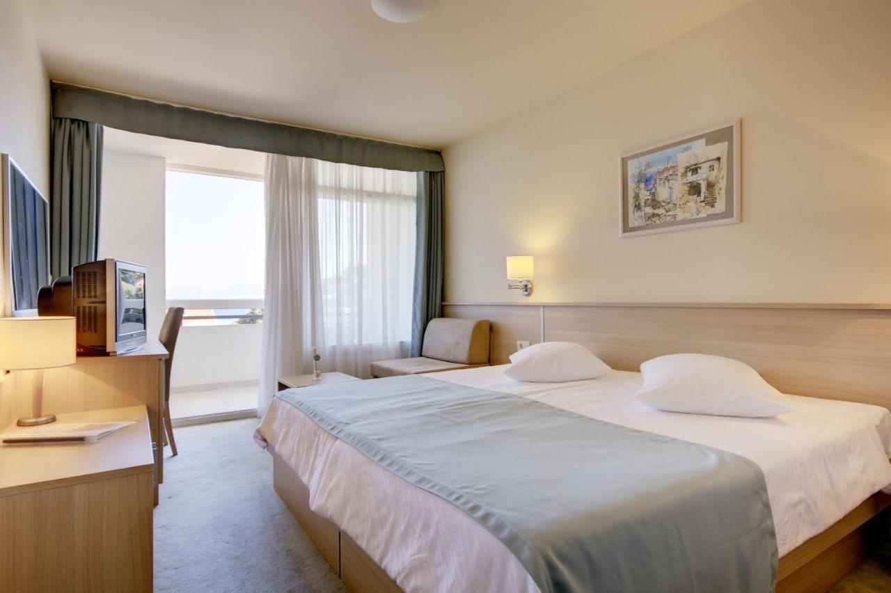 Hotel Quercus Дрвеник Экстерьер фото