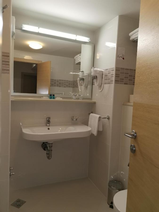 Hotel Quercus Дрвеник Экстерьер фото